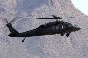 High speed assault landing/Steep approach: Sikorsky UH-60L Black Hawk @ Picacho Stagefield, AZ
