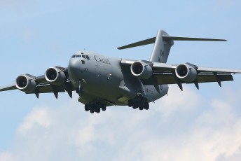 The Globemaster III can take off and land on unpaved runways as short as 1,067 metres (3,500 feet) and as narrow as 27.4 metres (90 feet) by day or by night.