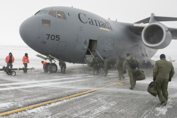 CAF personnel board a CC-177 Globemaster III in Thule, Greenland, for a resupply flight to CFS Alert during Operation BOXTOP. Photo by Cpl Rod Doucet, 8 Wing Imaging
