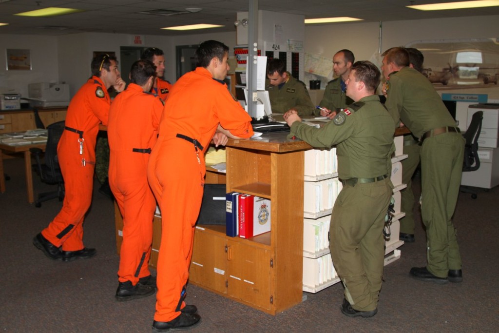 The flight and SAR Tech crews of Hercules Tiger 334 and Griffon Tiger 422 plan the afternoon's training exercise.