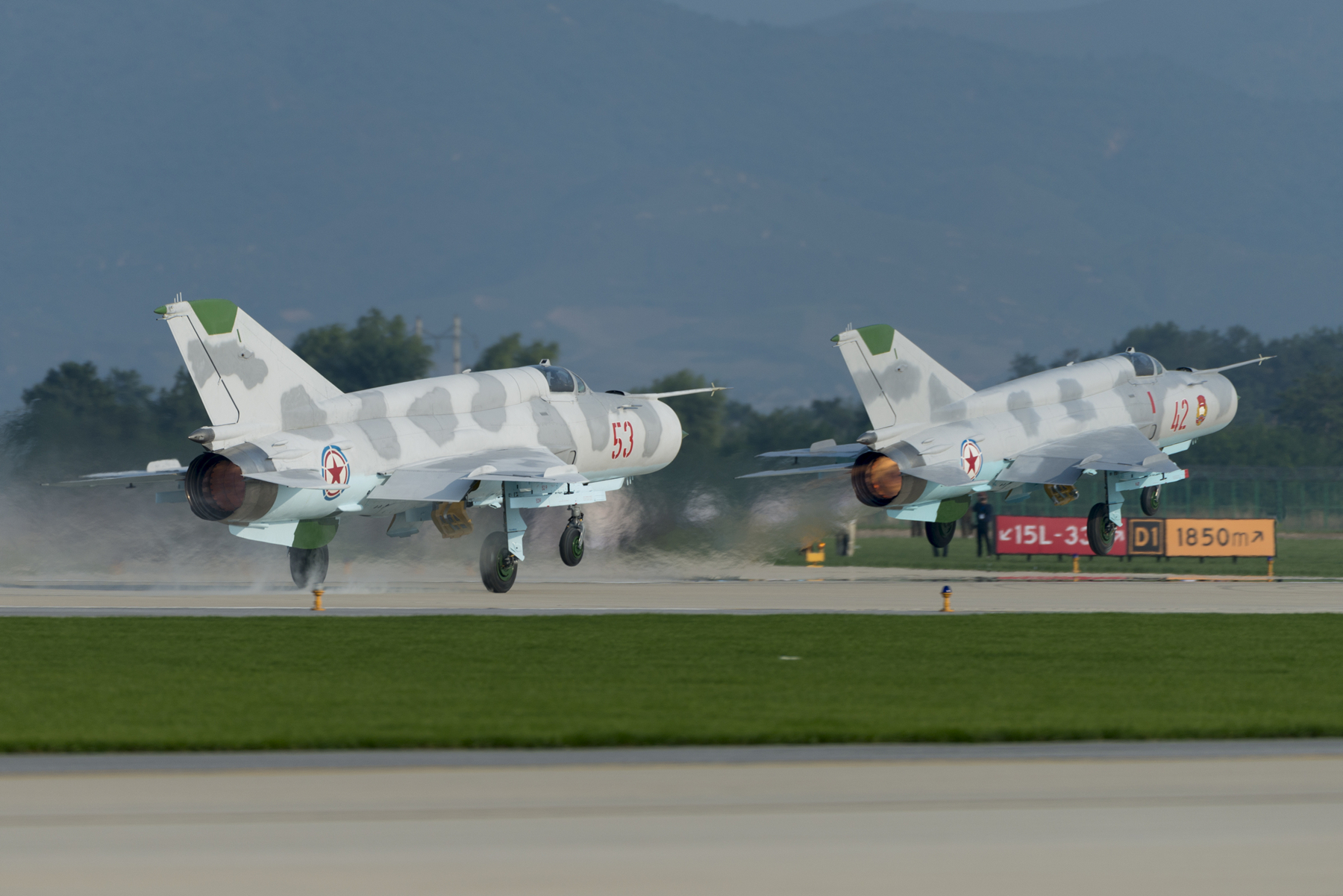 korean-peoples-army-air-force-_2-ship-mig-21-taking-off